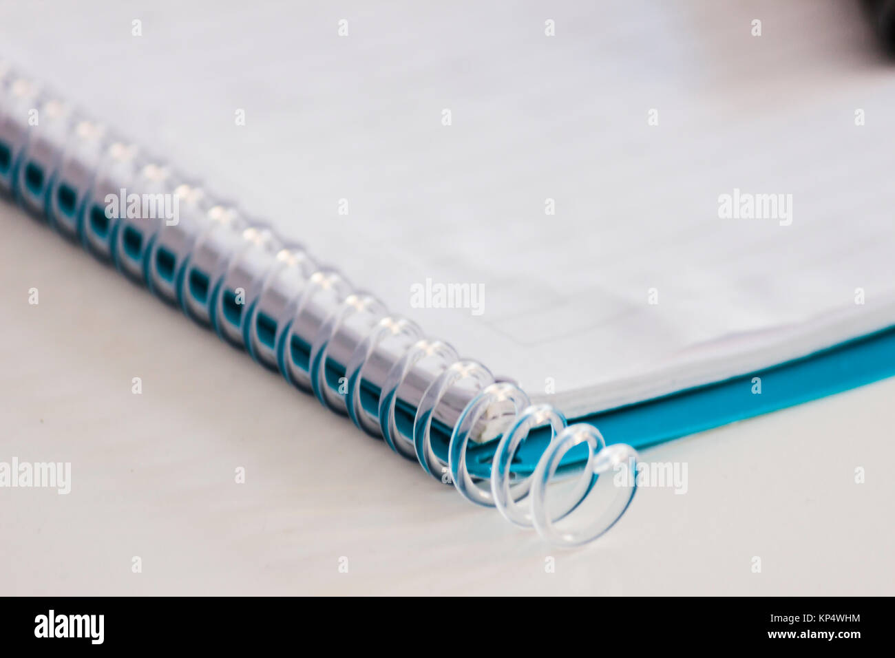 Notebook geöffnet auf weißem Schreibtisch Stockfoto