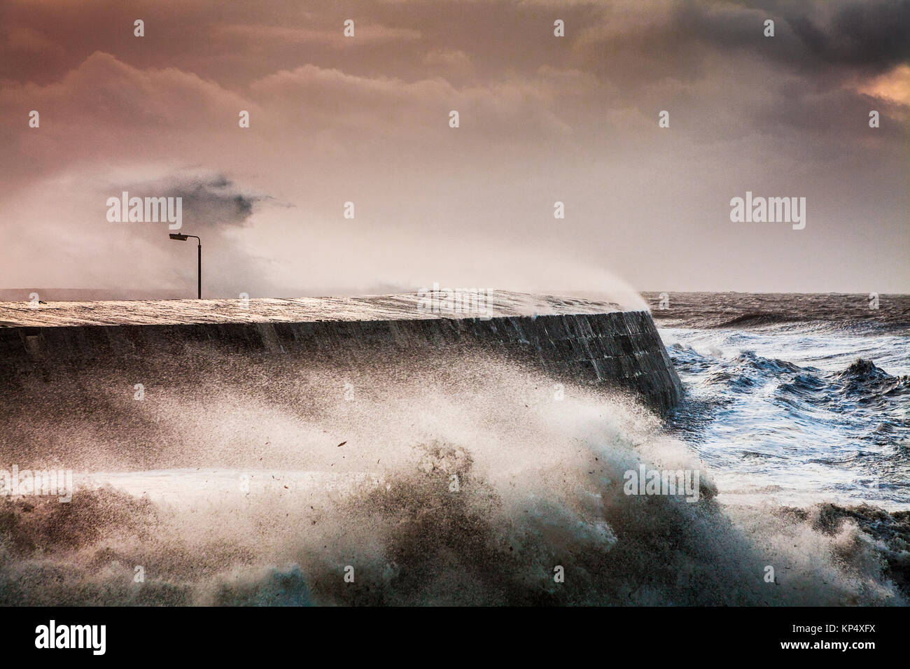 Wellen über den Cobb in Lyme Regis in Dorset während Sturm Brian am Samstag, den 21. Oktober 2017. Stockfoto