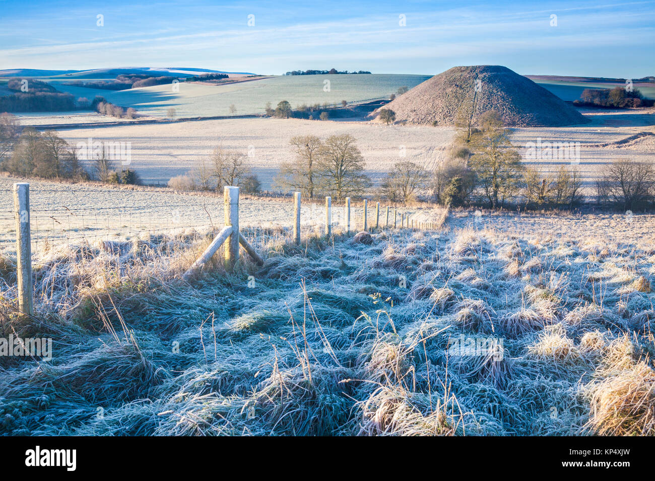 Ein Frostiger Morgen am Silbury Hill in Wiltshire. Stockfoto Ein Frostiger Morgen am Silbury Hill in Wiltshire. Stockfoto