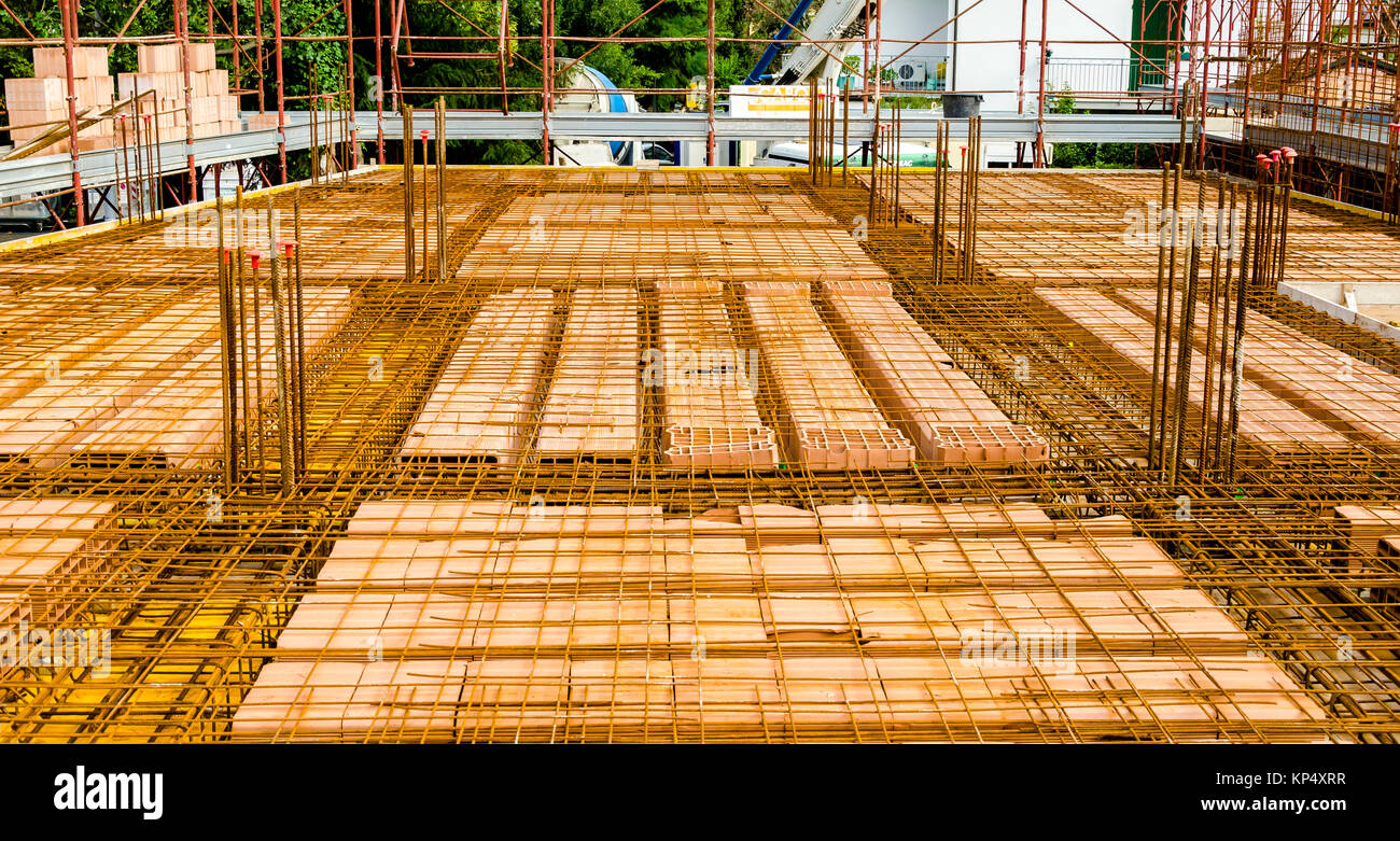 Ziegel und Stahl Verstärkung vor dem Gießen von Beton für den Bau des Fußbodens Stockfoto