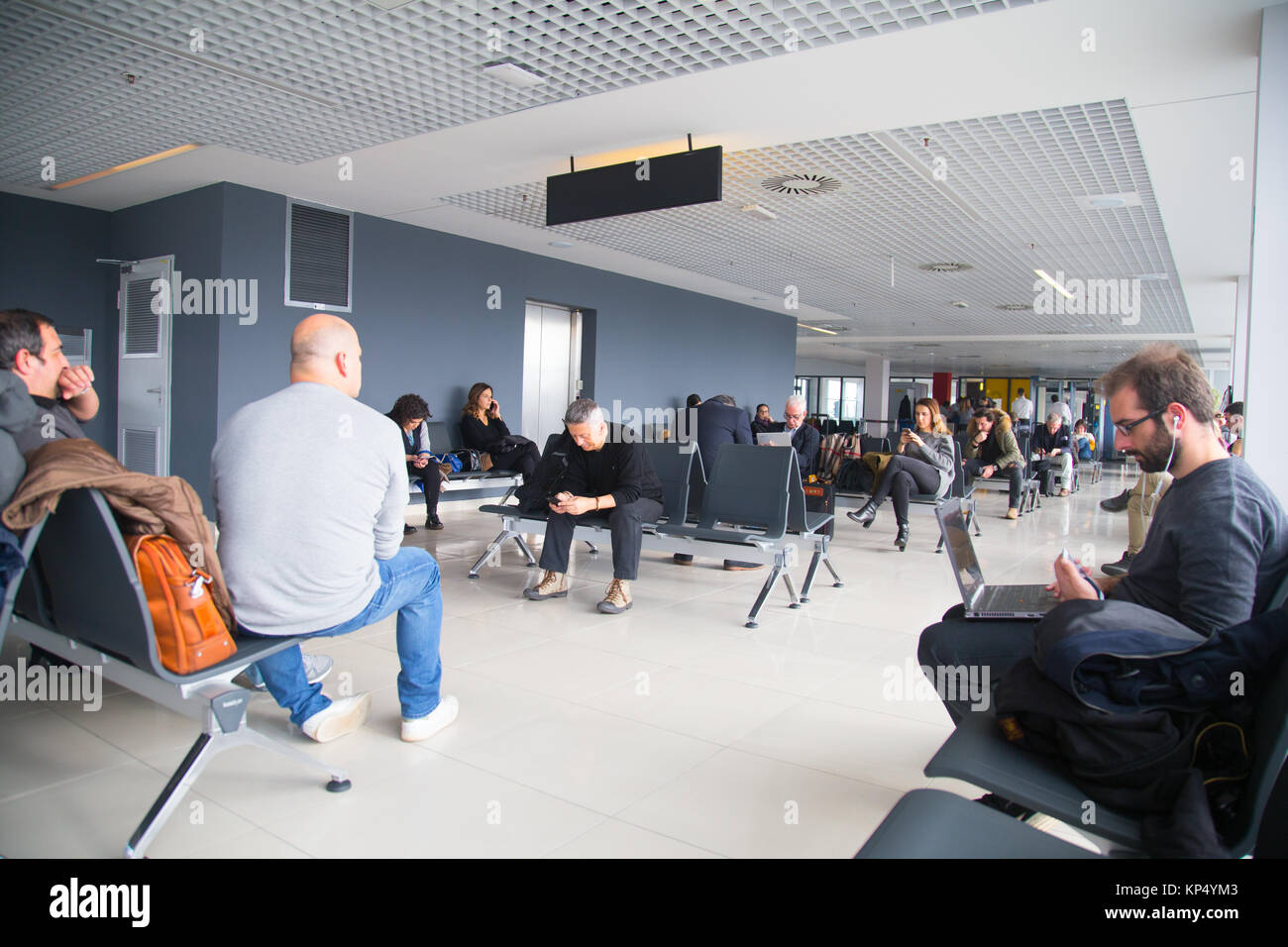 Passagiere in der Abflughalle auf internationaler Flughafen Nikola Tesla in Belgrad, Serbien warten Stockfoto