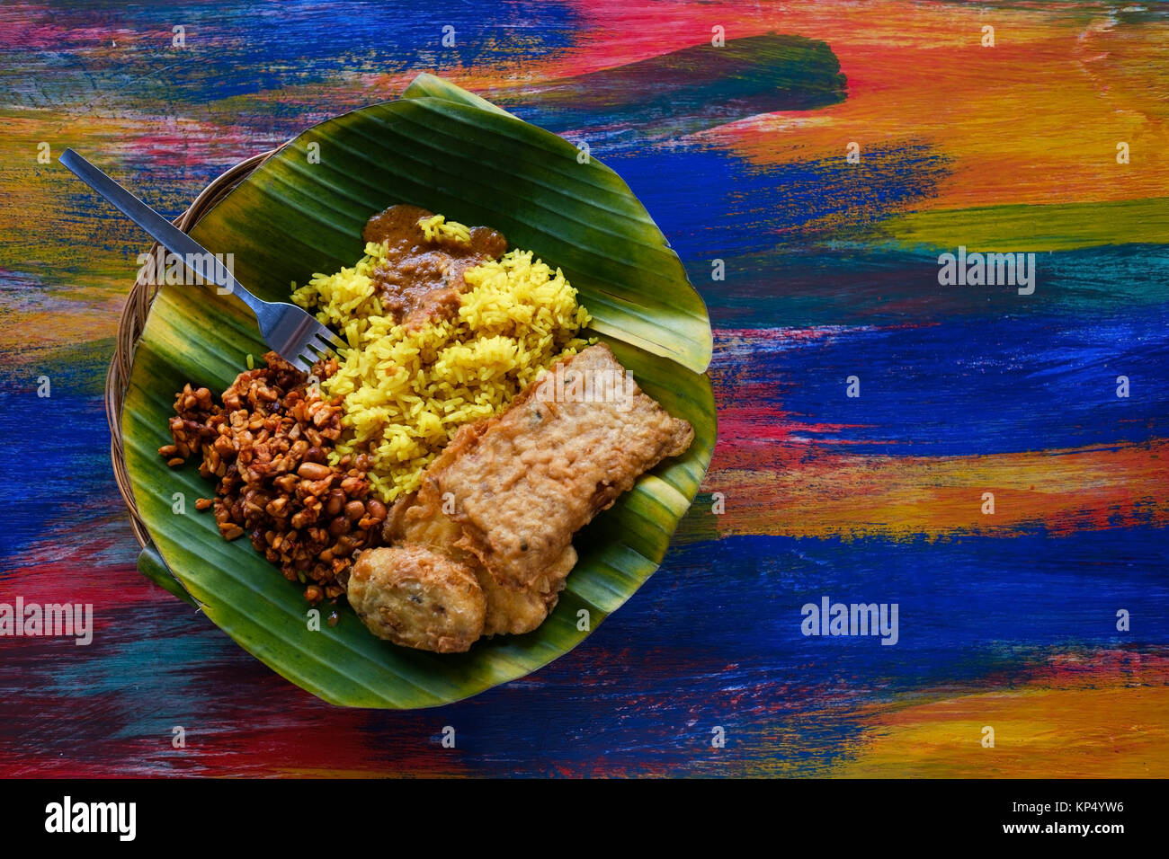 Vegane oder vegetarische Gerichte der Ansicht von oben, heiße scharfe indische Reis in der Schüssel. Gesunde traditionelle östliche Local Food Stockfoto