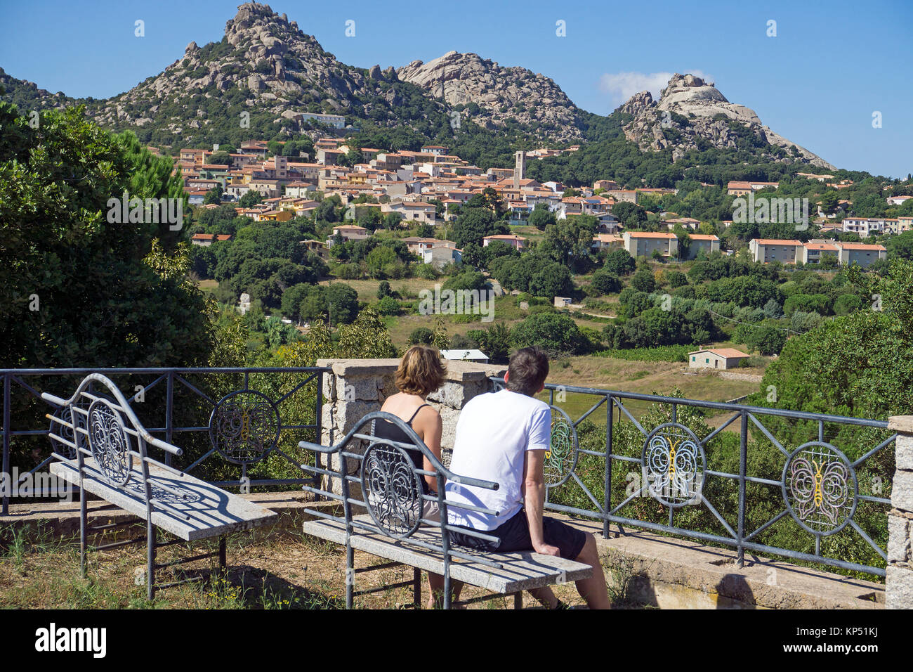 Paar genießen Sie den Blick auf Bergdorf Aggius, Olbia-Tempio, Gallura, Sardinien, Italien, Mittelmeer, Europa Stockfoto