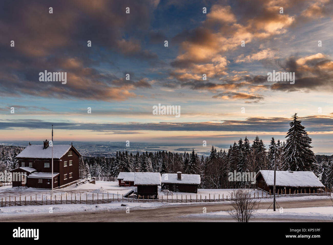 Ein kalter Tag im Winter. Frognerseteren in Holmenkollen in Oslo. Die Natur ist wunderbar. Die Landschaft super. Der Blick über Rogaland ist landschaftlich. Stockfoto