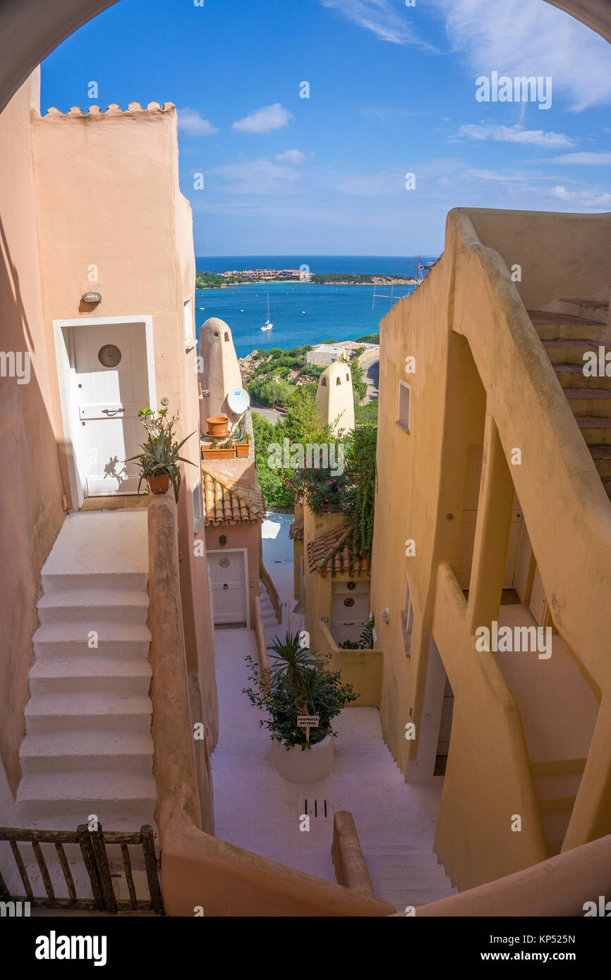 Ansicht zwischen Häusern Eingang auf den Jachthafen, den Yachthafen von Porto Cervo, Luxus Ziel an der Costa Smeralda, Sardinien, Italien, Europa Stockfoto