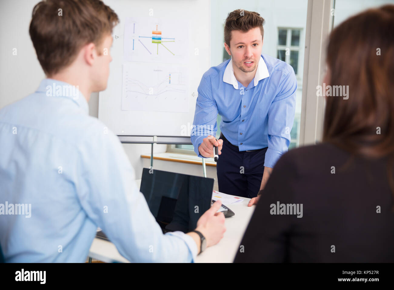 Unternehmer diskutieren mit Kollegen im Büro Stockfoto