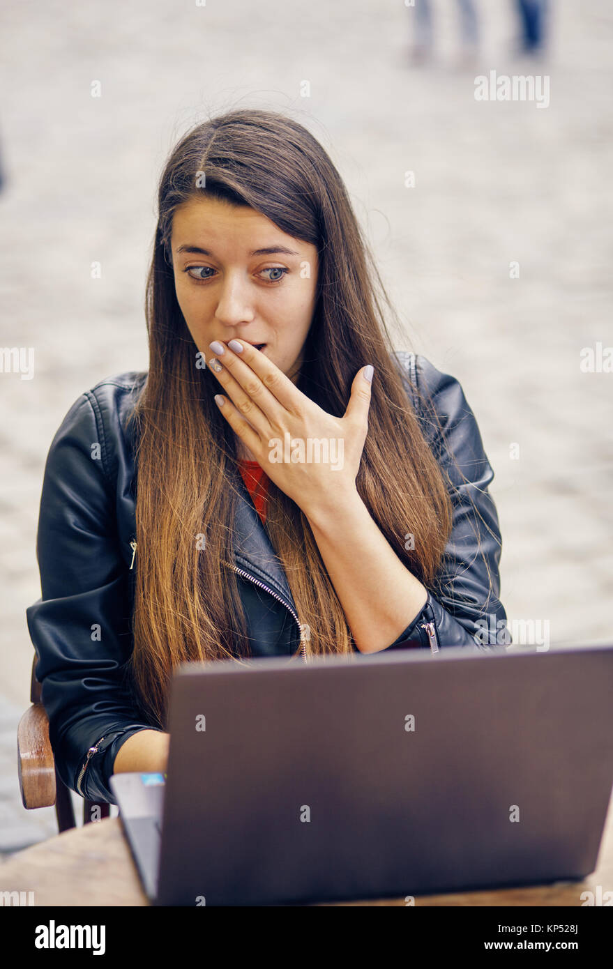 Junge Frau sitzen Sie auf Holz Tisch Arbeiten am Computer Stockfoto