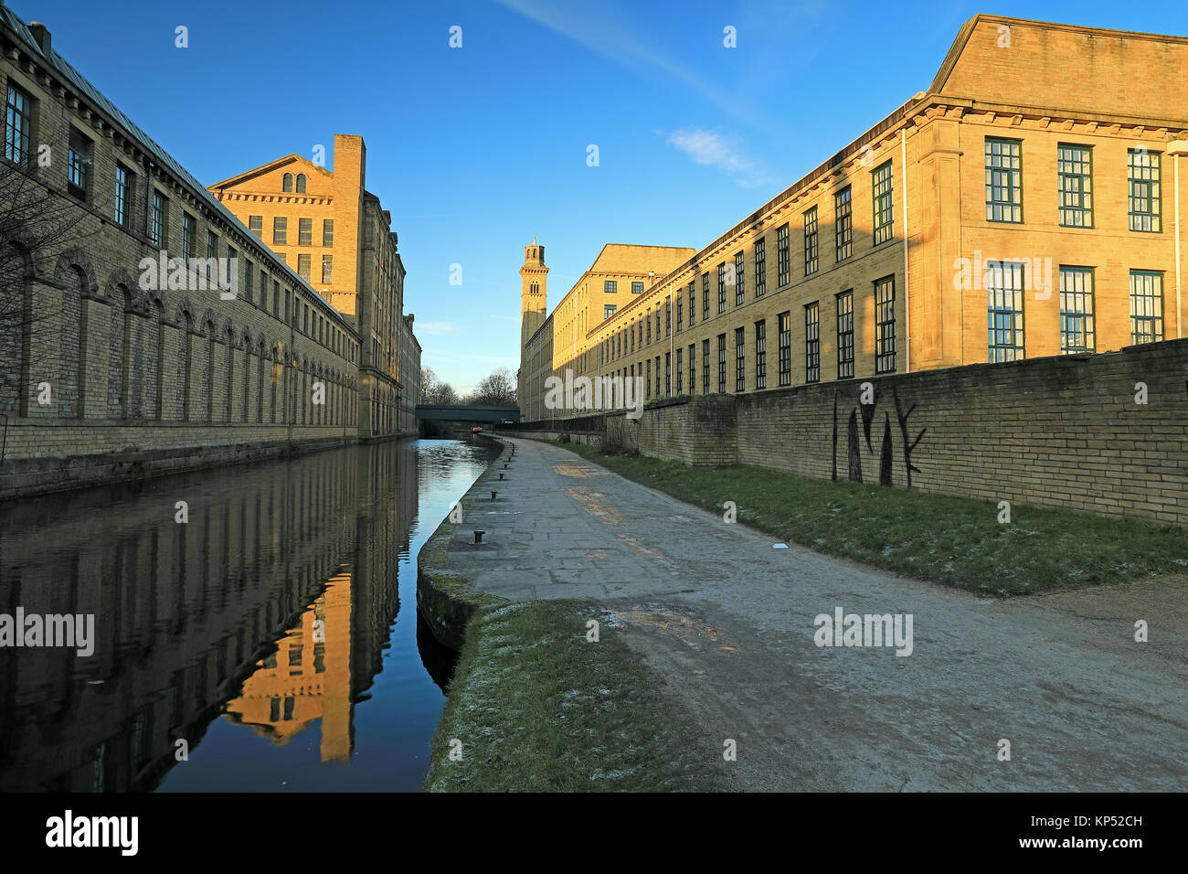 Salze Mühle und der Leeds-Liverpool Canal im UNESCO-Weltkulturerbe von Saltaire, West Yorkshire, UK Stockfoto