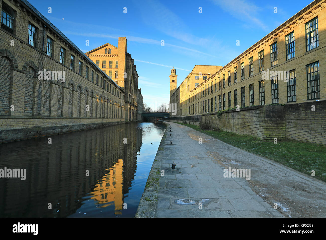 Salze Mühle und der Leeds-Liverpool Canal im UNESCO-Weltkulturerbe von Saltaire, West Yorkshire, UK Stockfoto