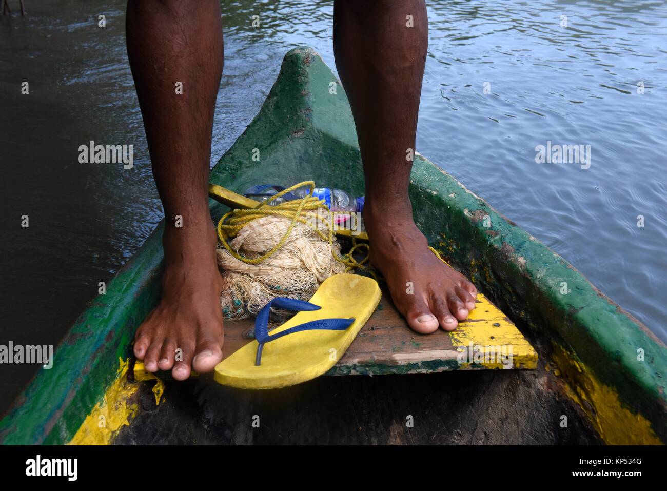 Der Mann Bein in einem Kanu, Kolumbien, Südamerika. Stockfoto