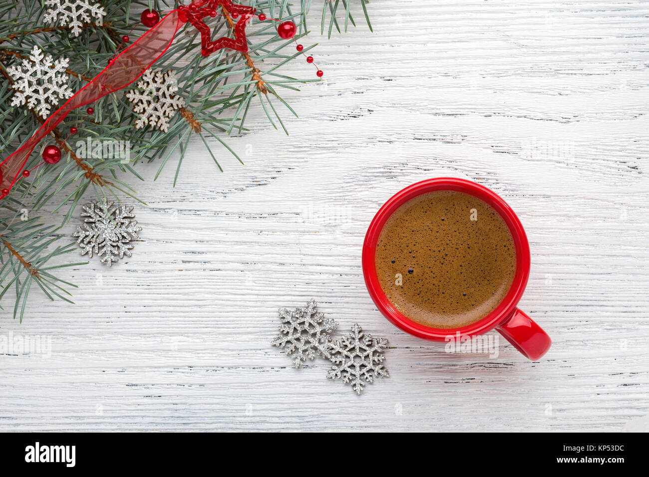Rot Tasse Kaffee und tanne Zweig mit Weihnachtsschmuck auf alte, schäbige Hintergrund Stockfoto