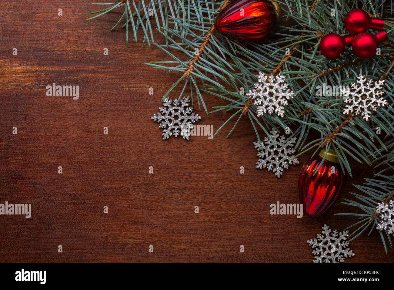 Tanne Zweig mit Weihnachtsschmuck auf alten Holz- Hintergrund mit Platz für Text kopieren Stockfoto