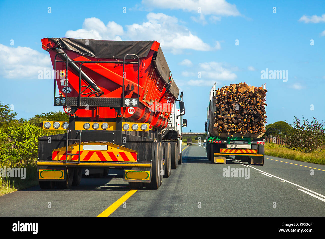 Gefährliche Überholmanöver in Südafrika Stockfoto