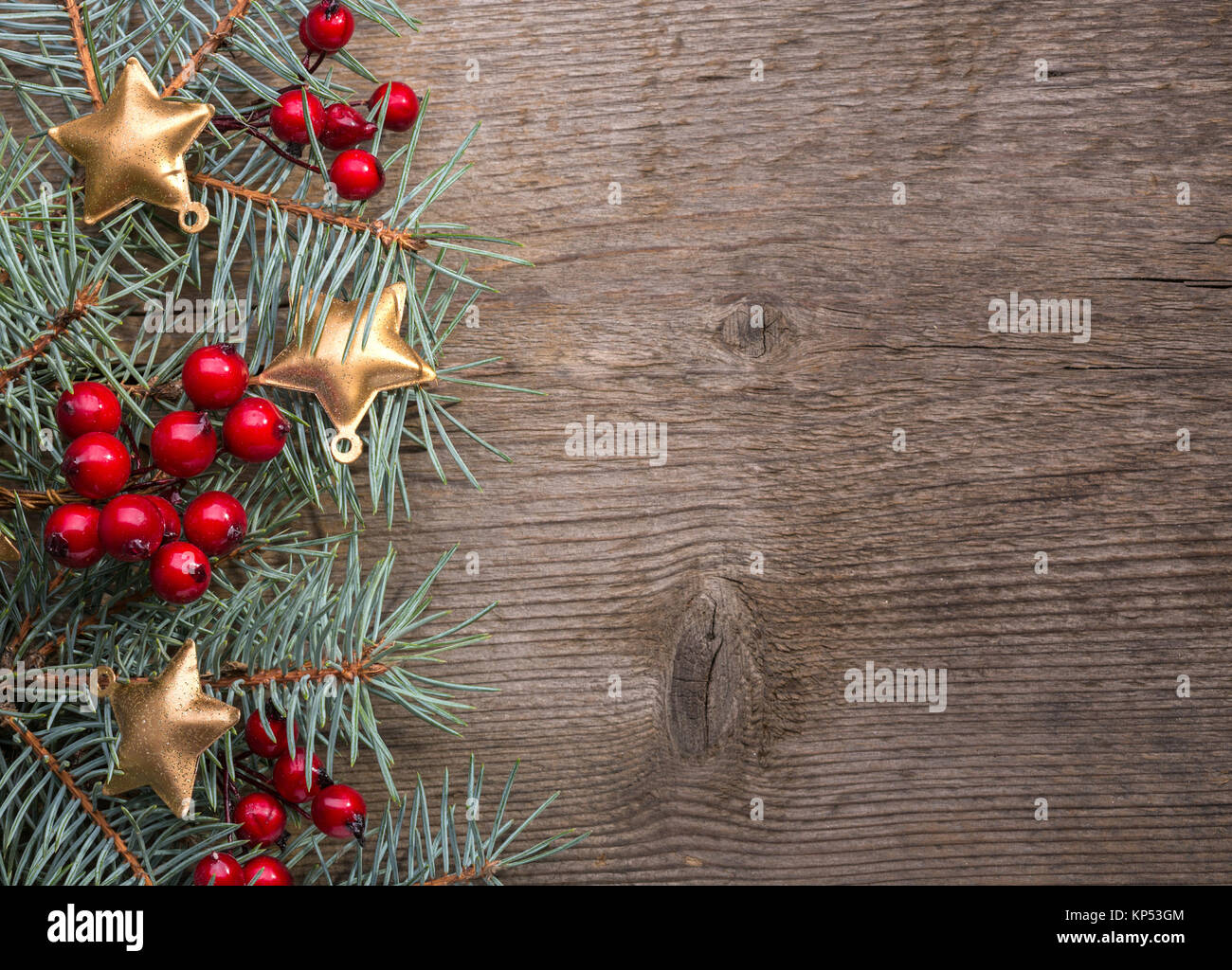 Tanne Zweig mit Weihnachtsschmuck auf alten Holz- Hintergrund mit Platz für Text kopieren Stockfoto