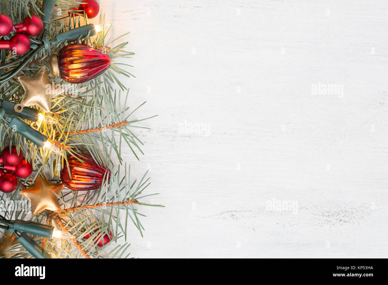 Tanne Zweig mit Weihnachtsschmuck auf alte, schäbige Hintergrund mit Platz für Text kopieren Stockfoto