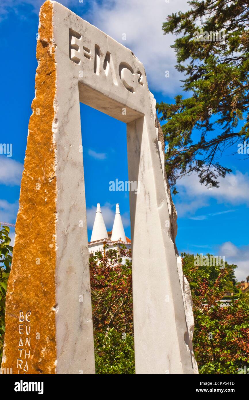 E=mc2, die Gleichung der Masse Energie Äquivalenz, im Hintergrund die Stadt Sintra Nationalpalast, Palast, Sintra, Portugal, Europa. Stockfoto