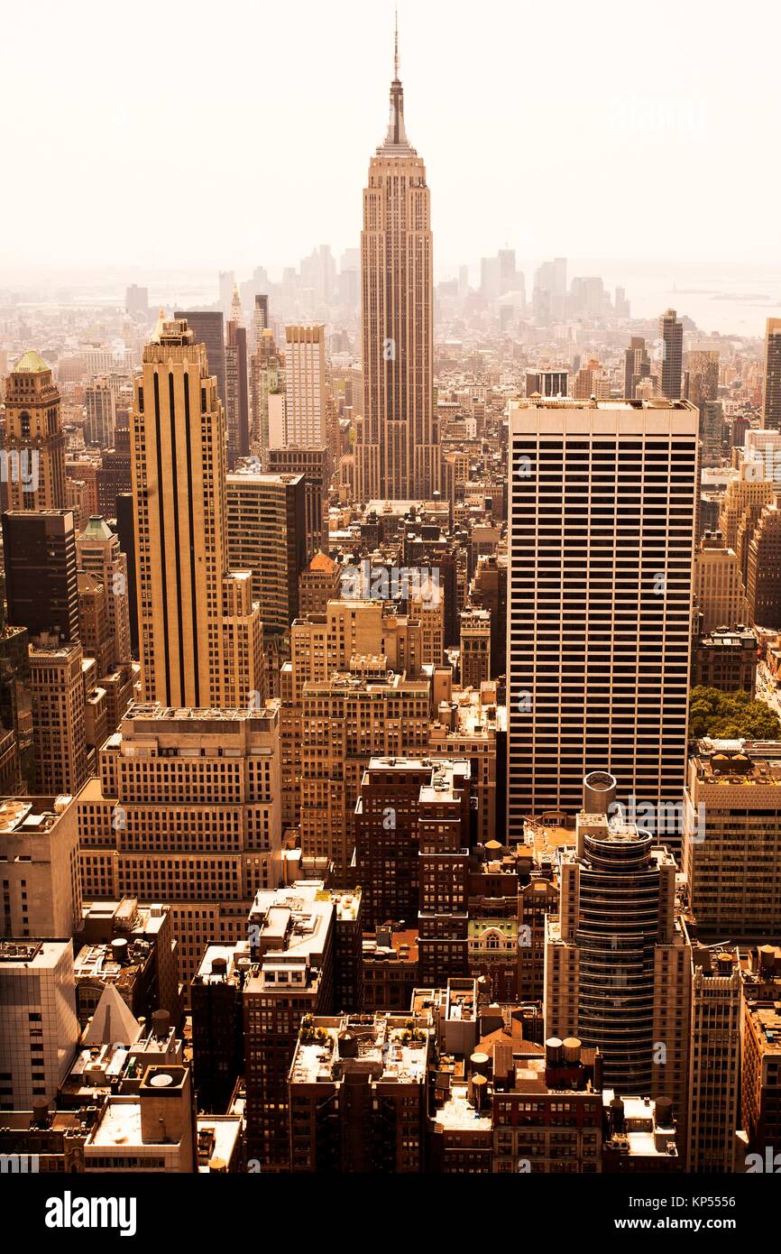 Blick auf das Empire State Building von der Rockefeller Center Observation Deck, oben auf dem Felsen, Manhattan, New York City, New York, USA. Stockfoto