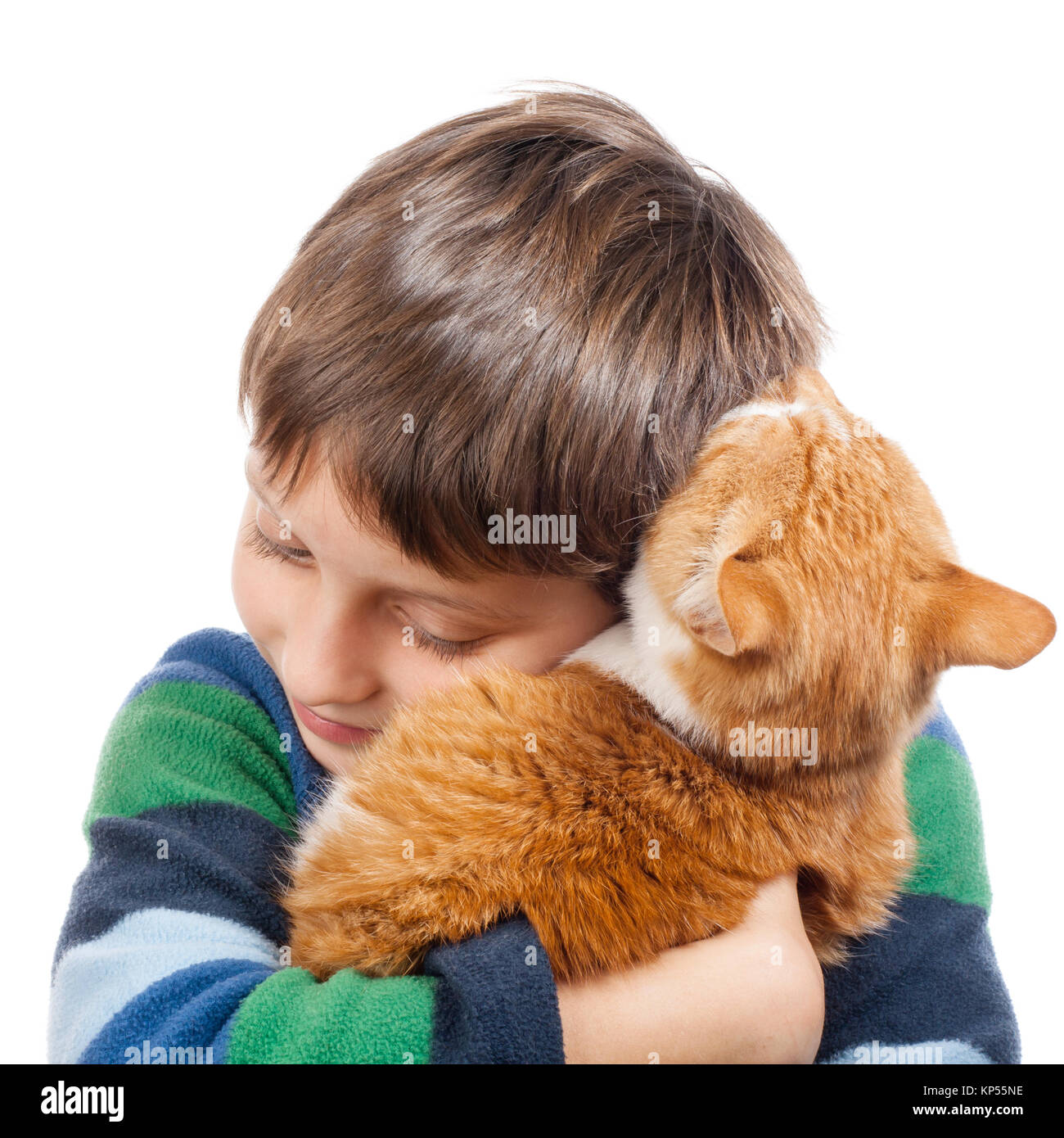 Junge umarmte seine Katze. Isolation auf der weißen Stockfoto