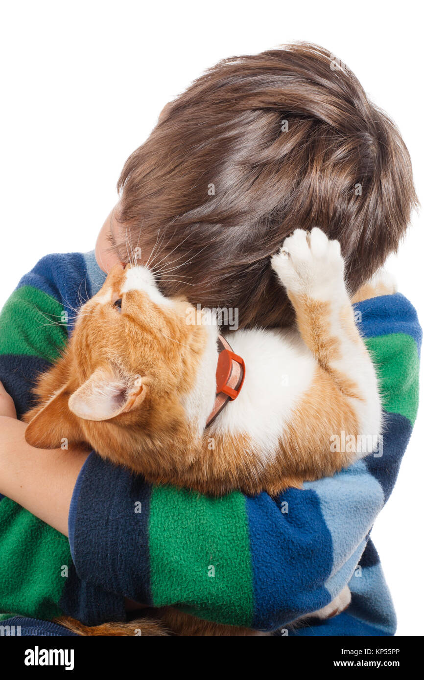 Junge umarmte seine Katze. Isolation auf der weißen Stockfoto