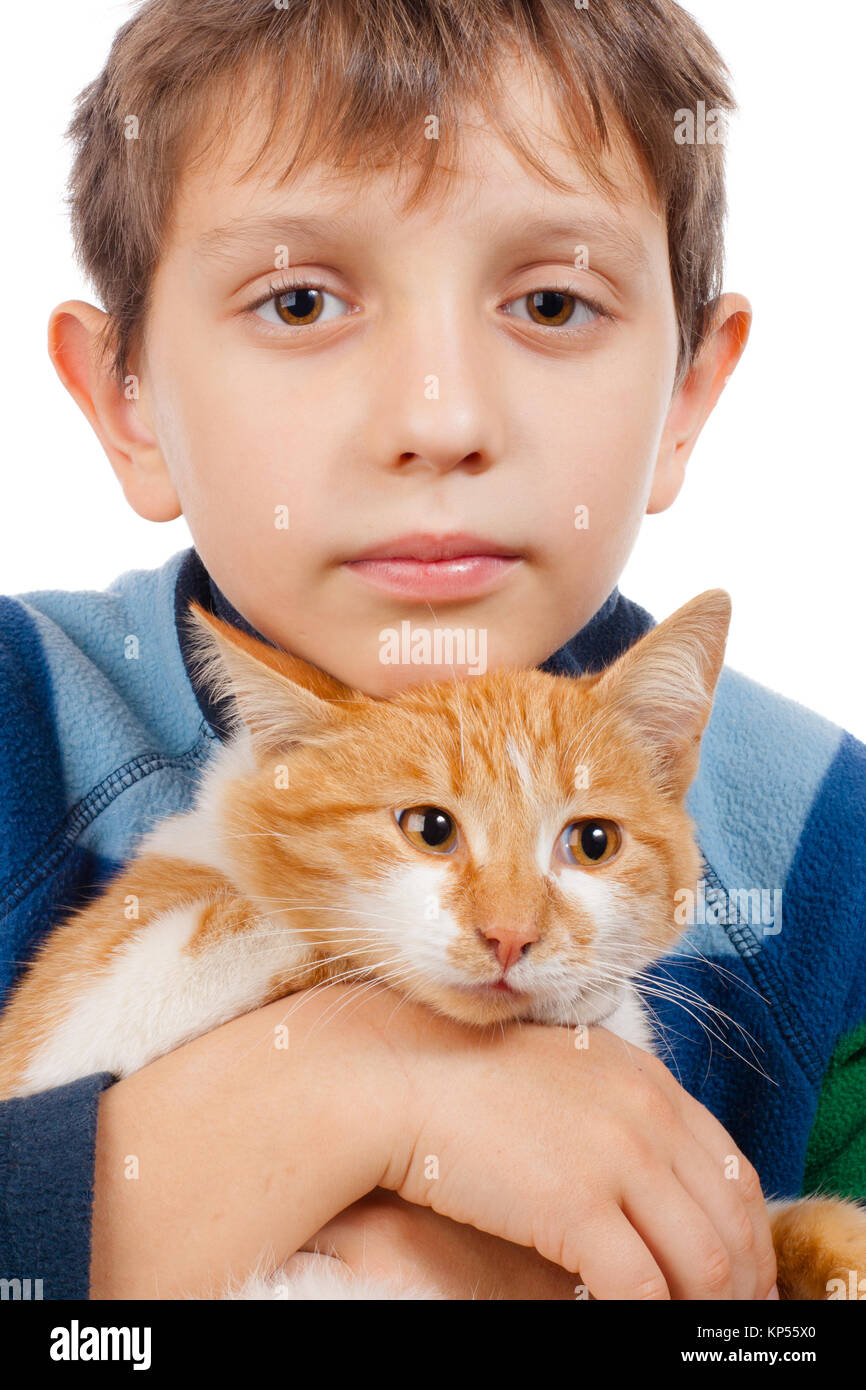 Junge mit seiner Katze. Isolation auf Weiß Stockfoto