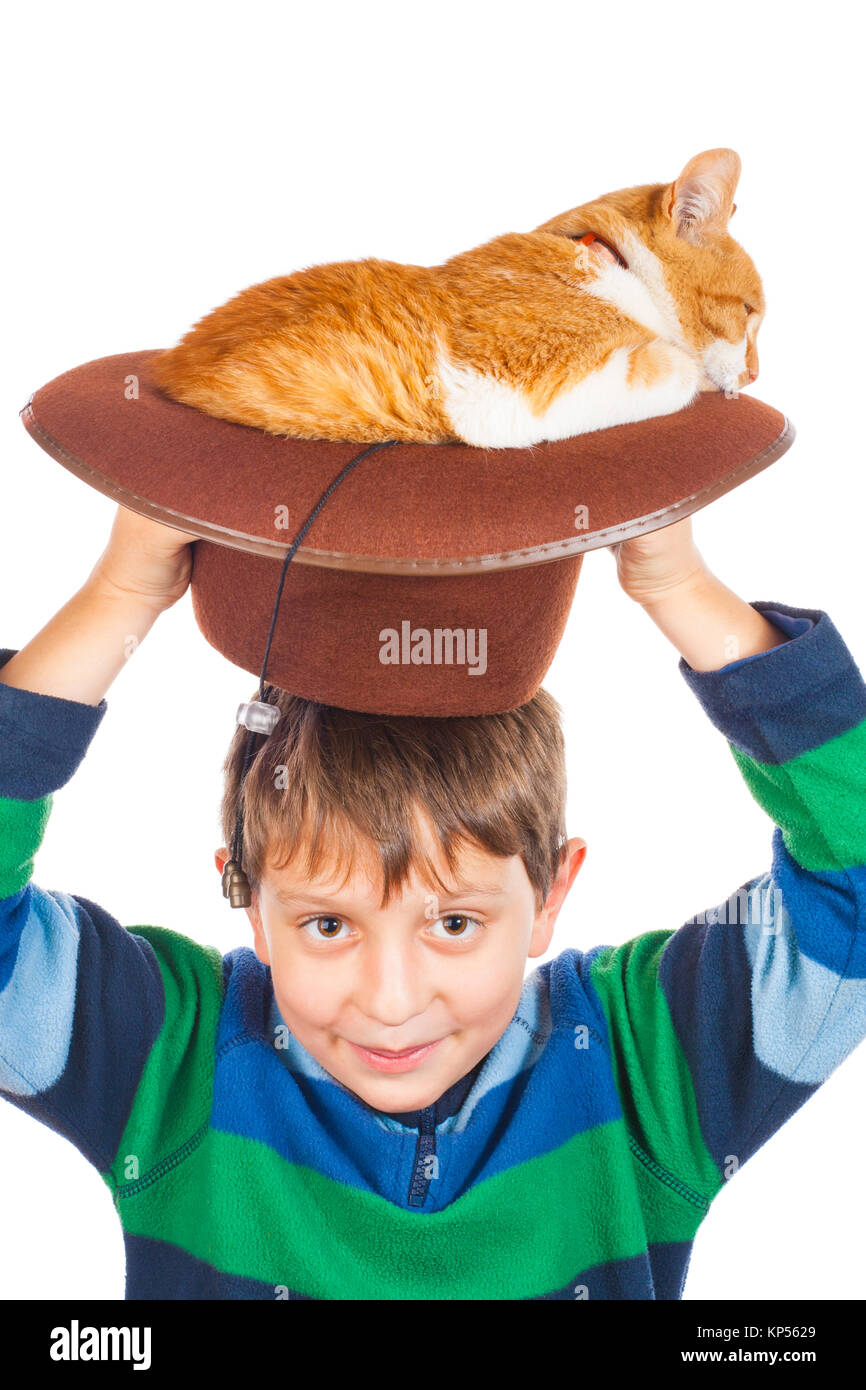 Junge und seine faule rote Katze im Hut. Auf weiß Isoliert Stockfoto