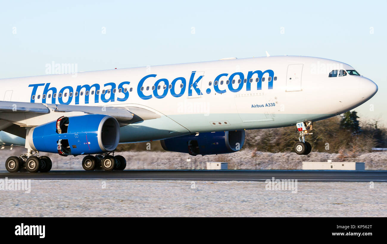 Ein Airbus A330 von Thomas Cook, Registrierung G-CHTZ, Landung auf Piste 05 R an der Manchester International Airport. Stockfoto