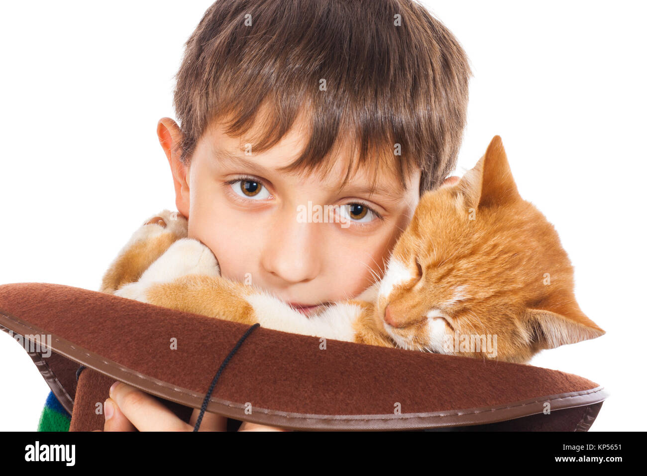 Junge und sein Liebling rote Katze im Hut. Auf weiß Isoliert Stockfoto