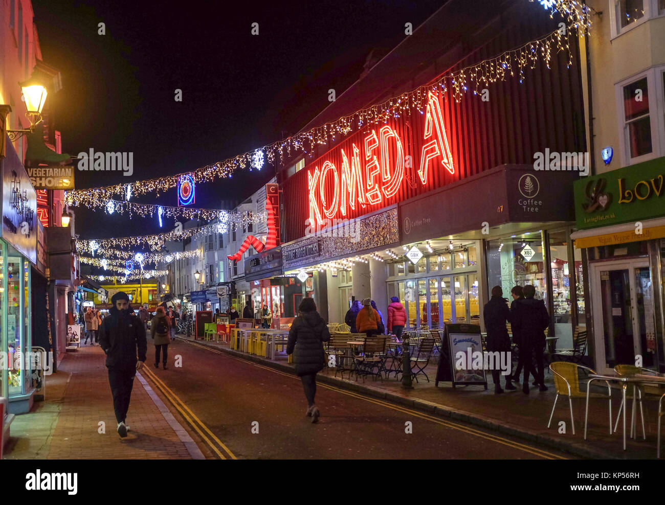 Brighton UK 12. Dezember 2017 - Weihnachten Straßenbeleuchtung in North Laine in Brighton mit der komedia Theater und Kino Stockfoto
