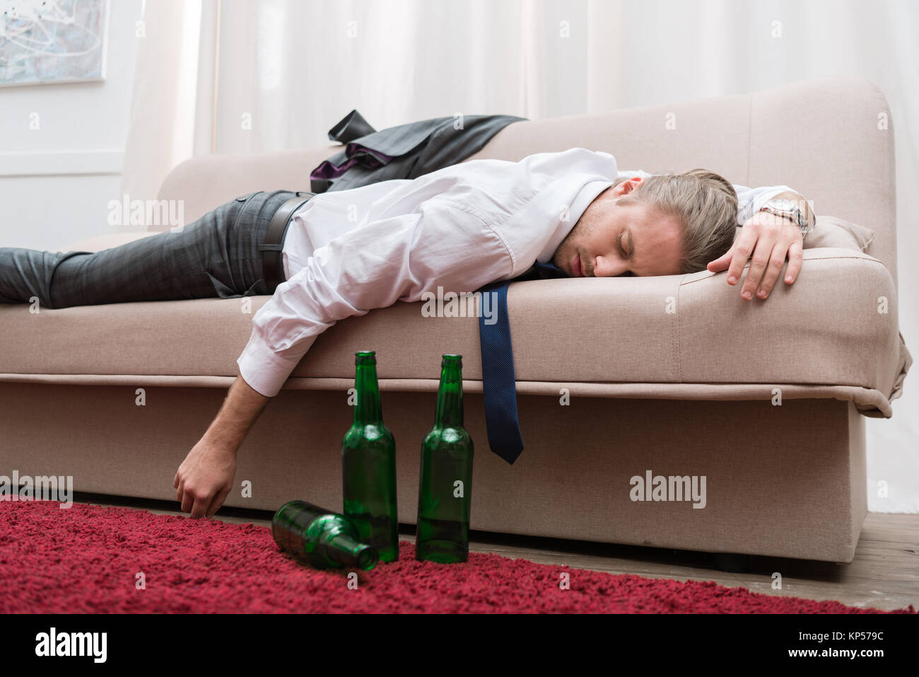 Drunk man sleeping -Fotos und -Bildmaterial in hoher Auflösung – Alamy