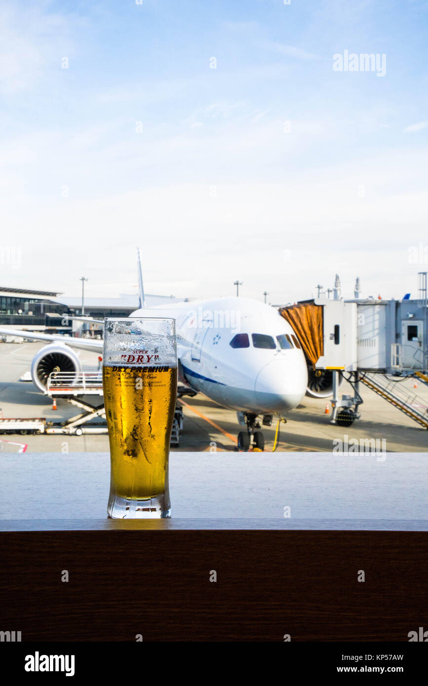 Abbildung über den Alkoholkonsum während ein Flugzeug Reise. Stockfoto