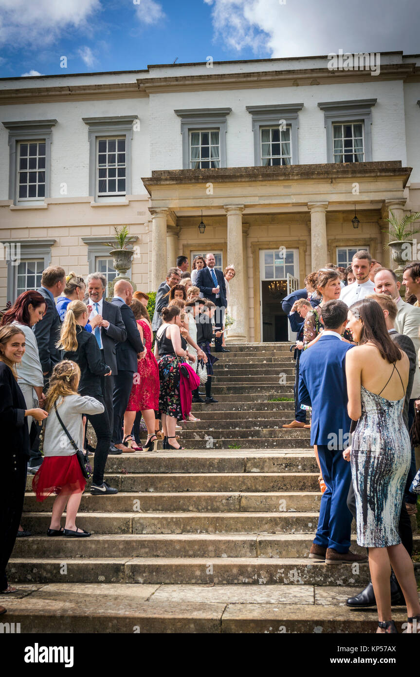 Warten Konfetti für die Braut und den Bräutigam an einem englischen Hochzeit zu werfen Stockfoto