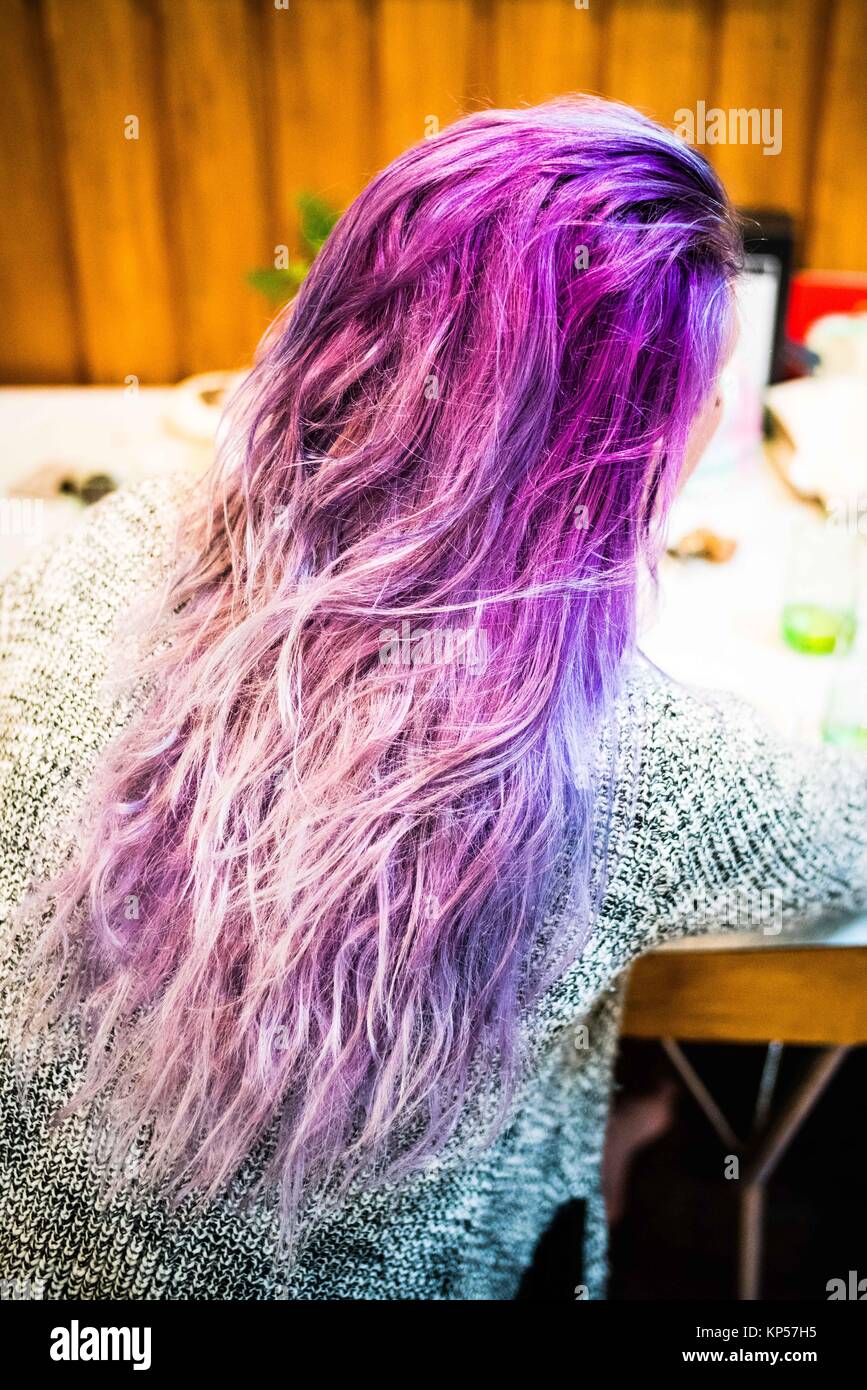 Frau mit einem lila Haarfarbe Shampoo. Stockfoto