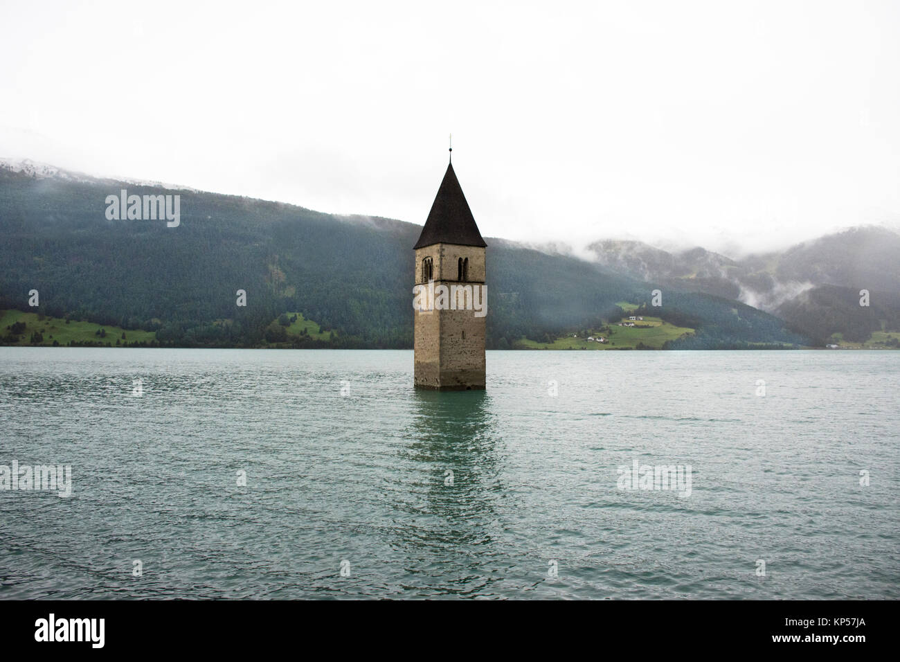 Campanile di Graun im Vinschgau vecchia oder Versunkenen Turm von reschensee Kirche tief in Resias See am Morgen in Trentino-südtirol Tal im Süden Tyr oder Alto Stockfoto