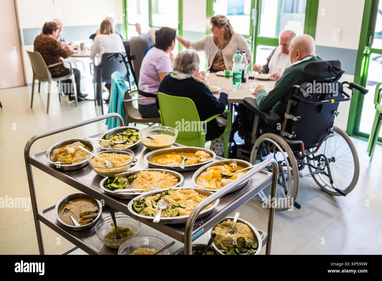 EHPAD spezialisiert in der Betreuung der älteren Menschen leiden unter Alzheimer, therapeutische Mahlzeit zusammen mit dem Pflegepersonal, Psychogeriatr Stockfoto