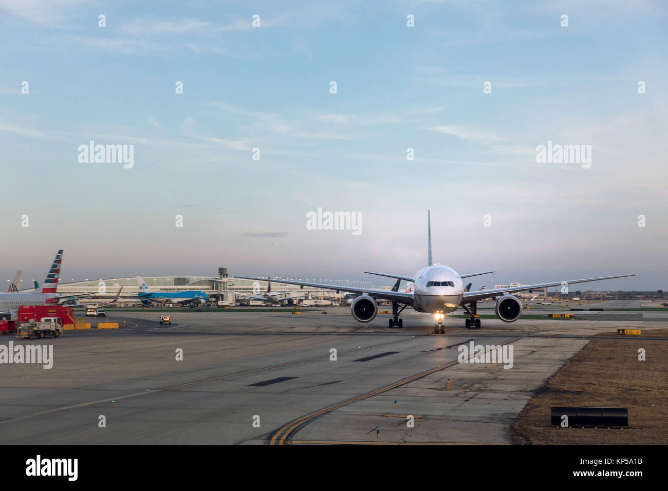 CHICAGO, USA - 10. FEBRUAR 2017: Flughafen O'Hare in Chicago. Großen Verkehrsflugzeugs blättert in der Start- und Landebahn am Flughafen O'Hare Airport, Chicago. Stockfoto