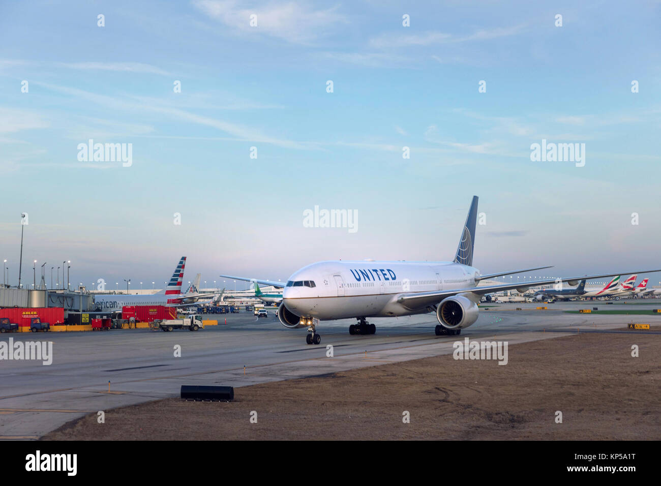 CHICAGO, USA - 10. FEBRUAR 2017: Flughafen O'Hare in Chicago. Großen Verkehrsflugzeugs blättert in der Start- und Landebahn am Flughafen O'Hare Airport, Chicago. Stockfoto