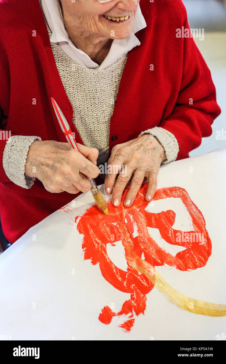 EHPAD spezialisiert in der Betreuung der älteren Menschen leiden unter Alzheimer, Workshop mit einem kunsttherapeut, Zentrum für psychogeriatric Care. Stockfoto