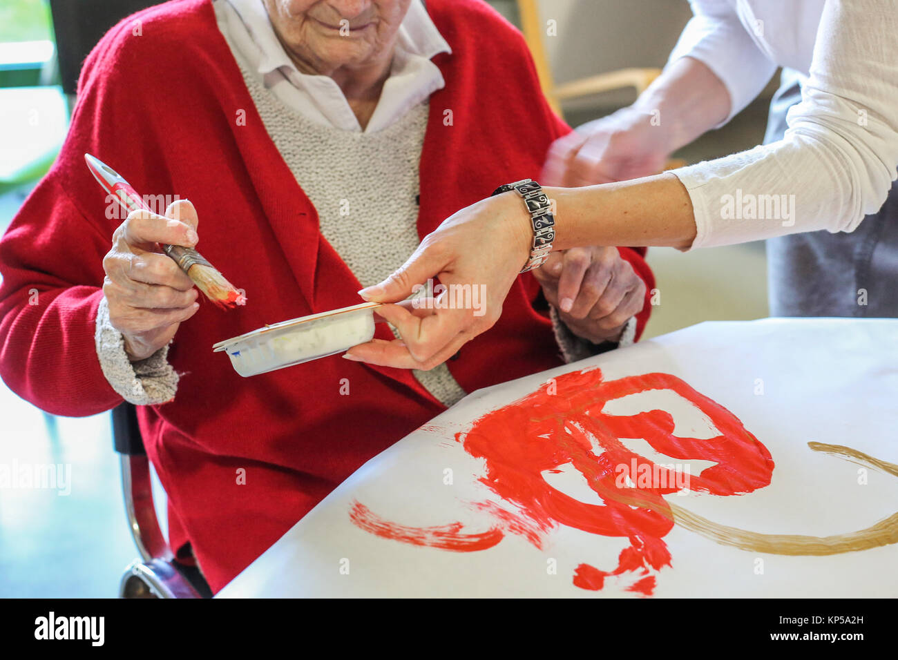 EHPAD spezialisiert in der Betreuung der älteren Menschen leiden unter Alzheimer, Workshop mit einem kunsttherapeut, Zentrum für psychogeriatric Care. Stockfoto