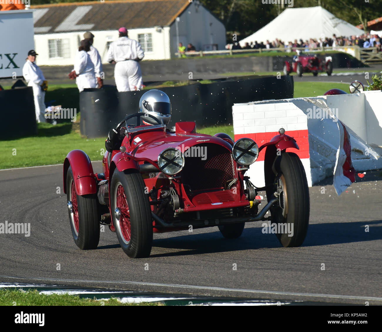 Mark Gillies, Aston Martin Brooklands, Umherfliegende Trümmer, Brooklands Trophäe, Goodwood Revival 2015, 2015, Brooklands Trophäe, Chris McEvoy, Rundstrecke, Stockfoto