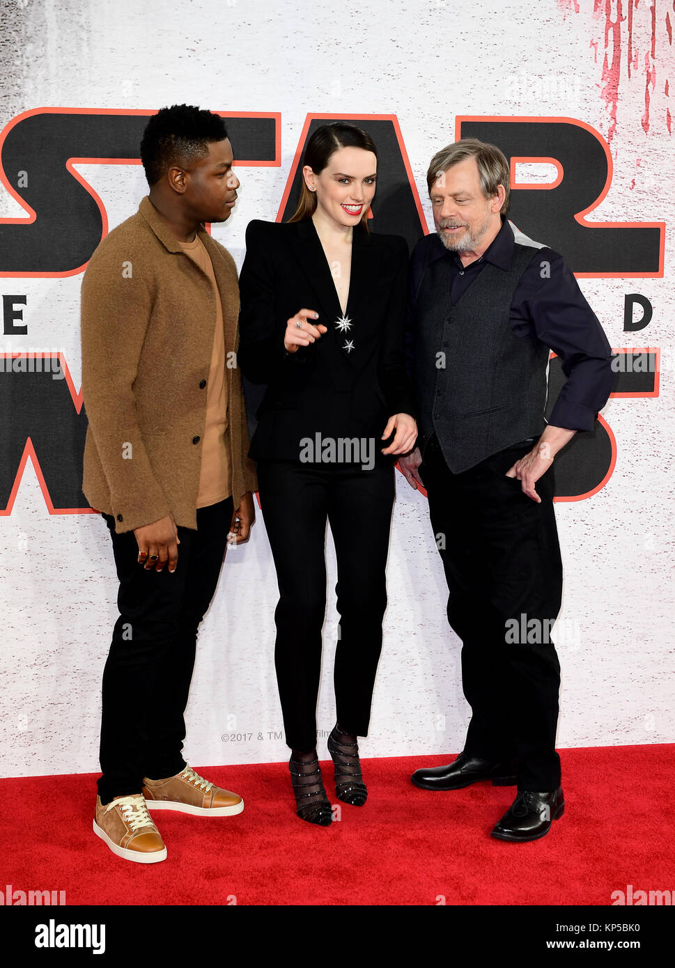 John Boyega (links), Daisy Ridley (Mitte) und Mark Hamill (rechts) an einer Star Wars: Der letzte Jedi photocall im Corinthia Hotel, London. Stockfoto