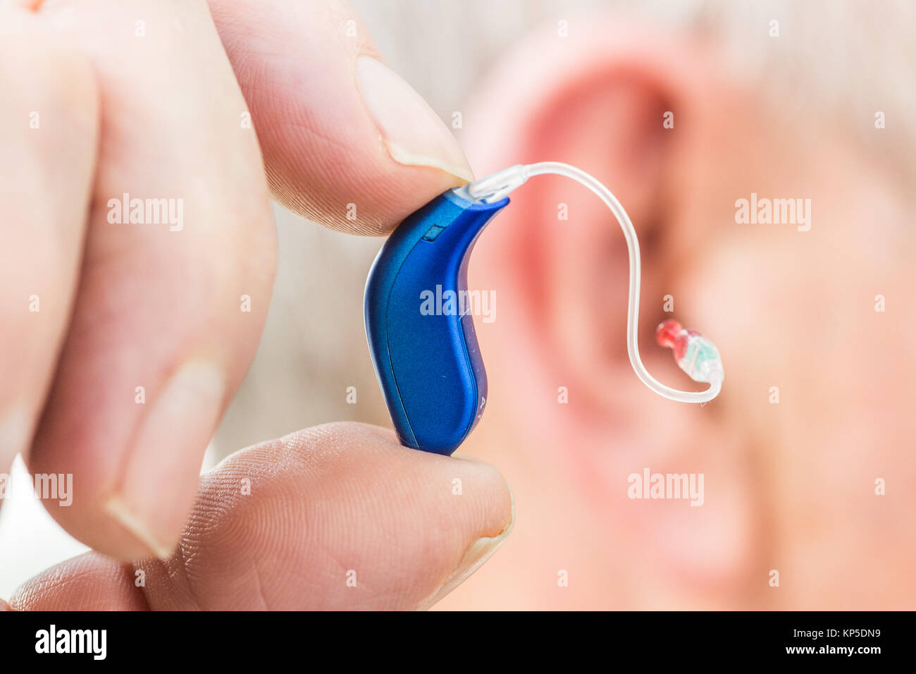 Ältere Mann mit digitalen Hörgerät. Stockfoto