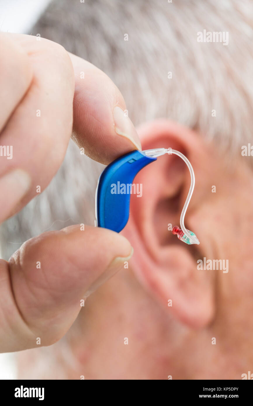 Ältere Mann mit digitalen Hörgerät. Stockfoto