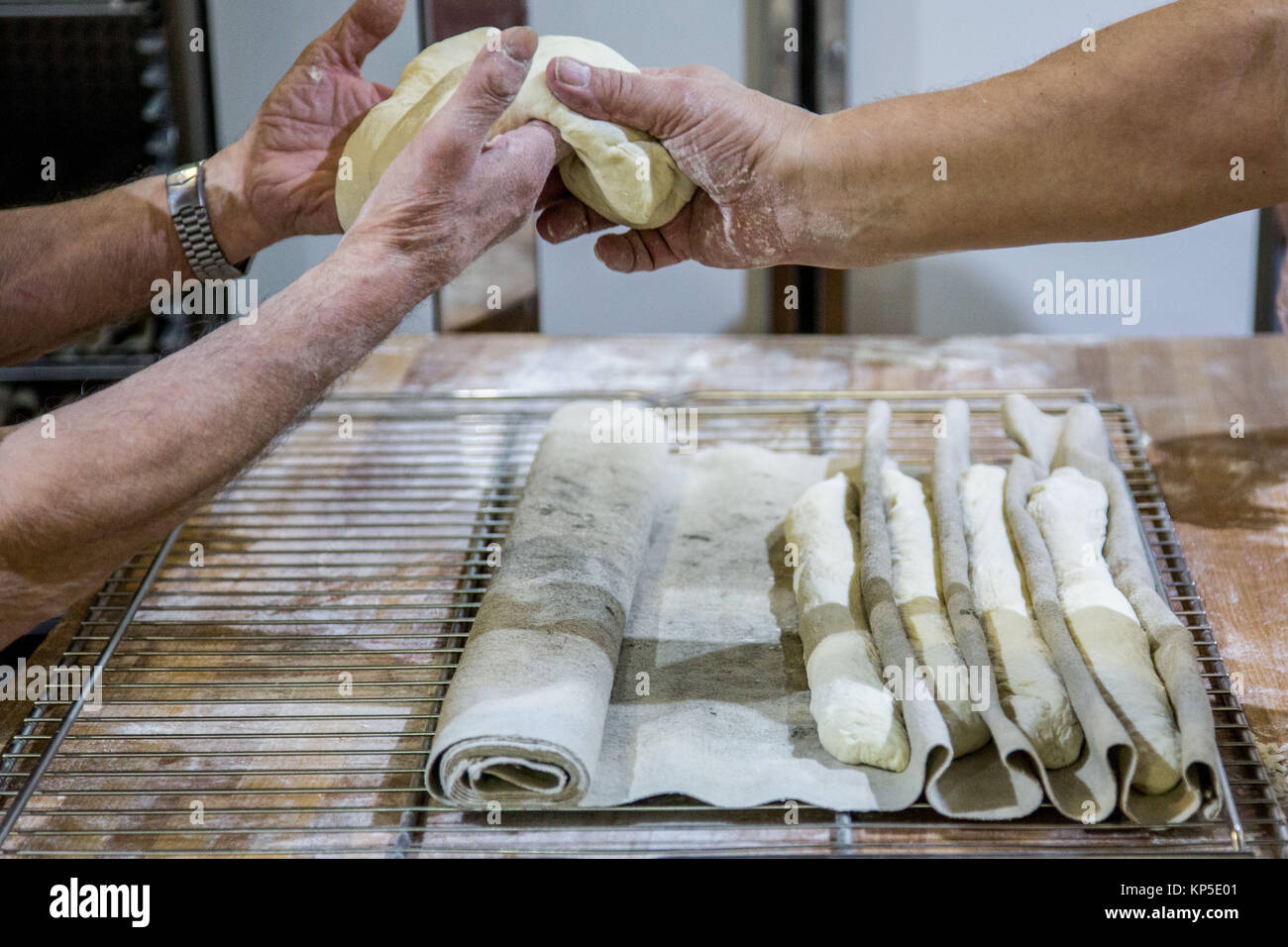 Herstellung von Brot in einer handwerklichen Bäckerei. Stockfoto