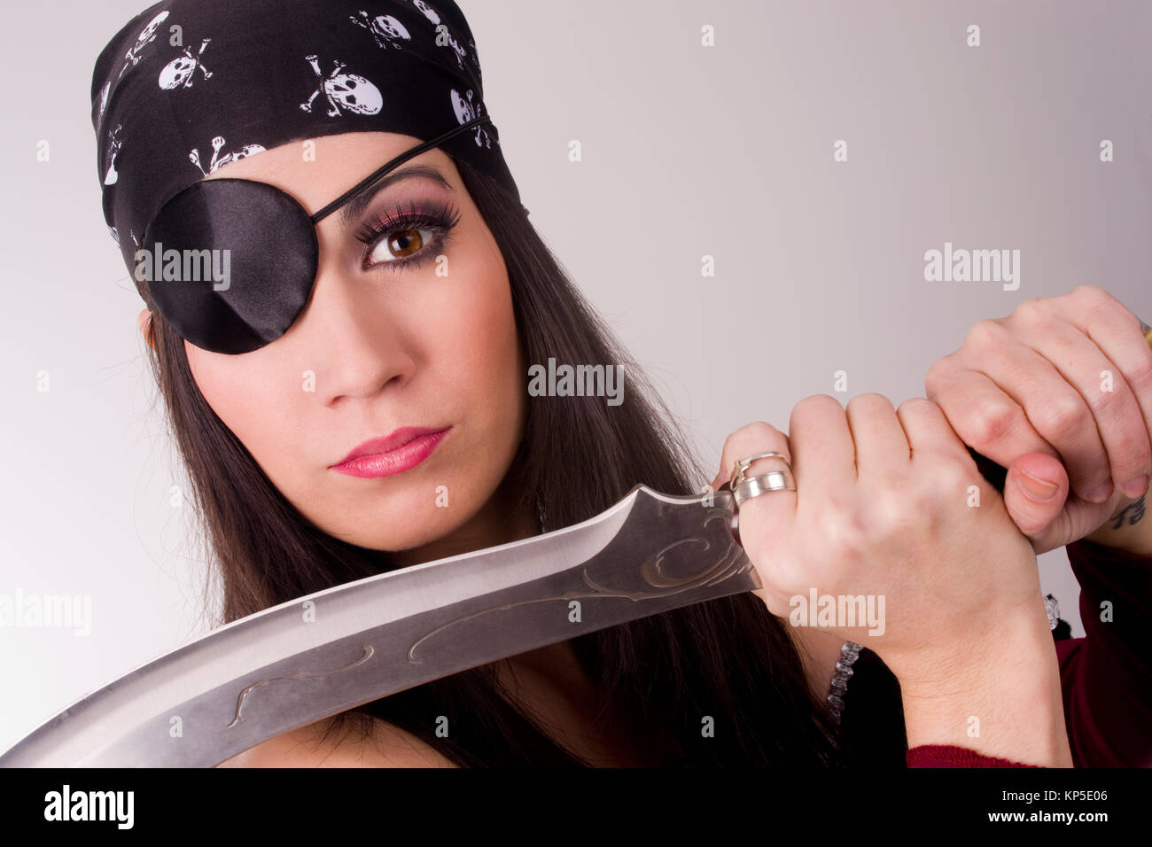 One Eyed Pirate Wench Frau, Messer Stockfoto