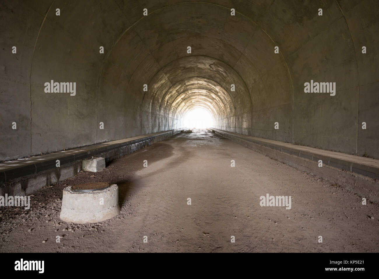 Im halbfertigen Tunnel mit Blick nach außen Stockfoto