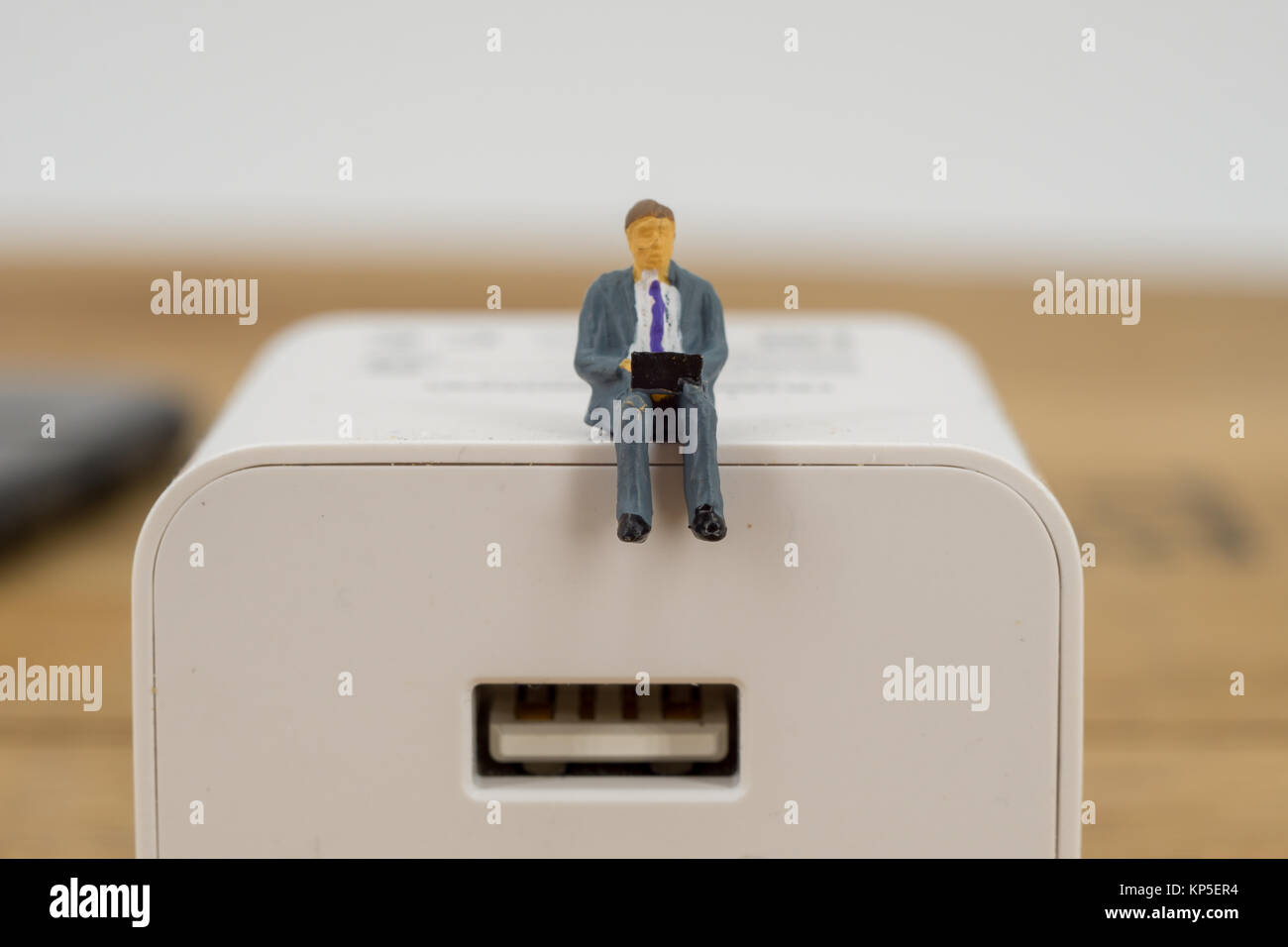 Business, Technologie Konzept. Geschäftsmann Miniatur winzige Figur Spielzeug sitzen auf einem Netzstecker mit Kopie Raum Stockfoto
