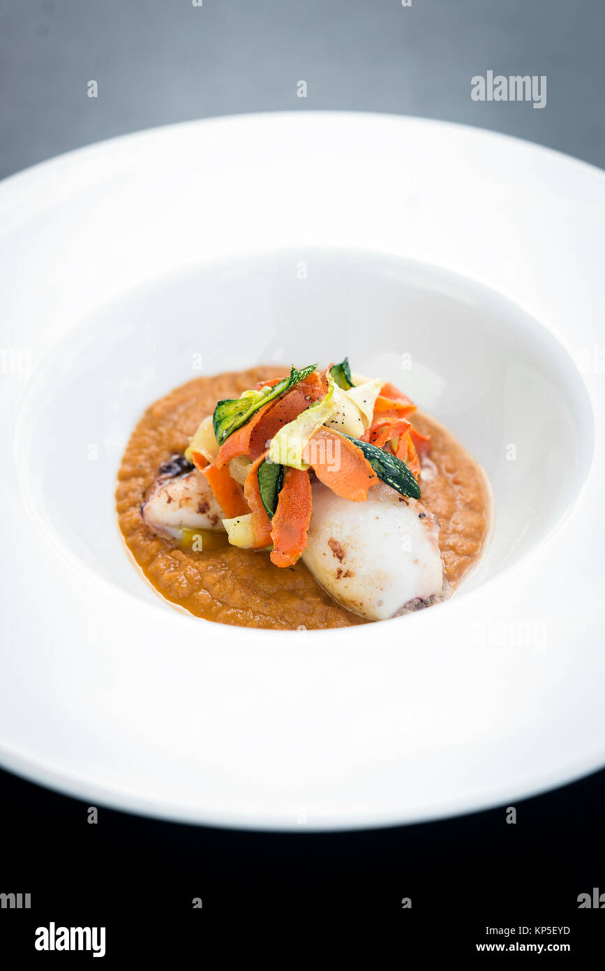 Gourmet Küche gefüllte Tintenfische mit asiatischen eingelegtes Gemüse in Kürbis sauce Curry Stockfoto