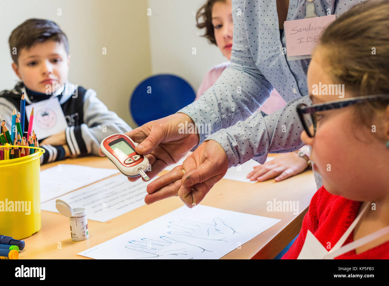 Zuckerkranke Kinder die Teilnahme an einer therapeutischen Ausbildung Workshop von einer Krankenschwester animiert. Die pädiatrische Abteilung des Krankenhauses in Chambéry, Frankreich. Stockfoto