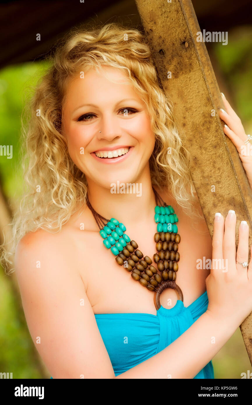 Junge, wird Frau Mit blonden Locken Im Portrait - blonde Frau mit locken Stockfoto