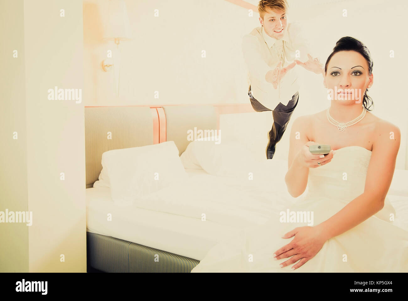 Brautpaar Im Hotelzimmer - Ehepaar im Hotelzimmer Stockfoto